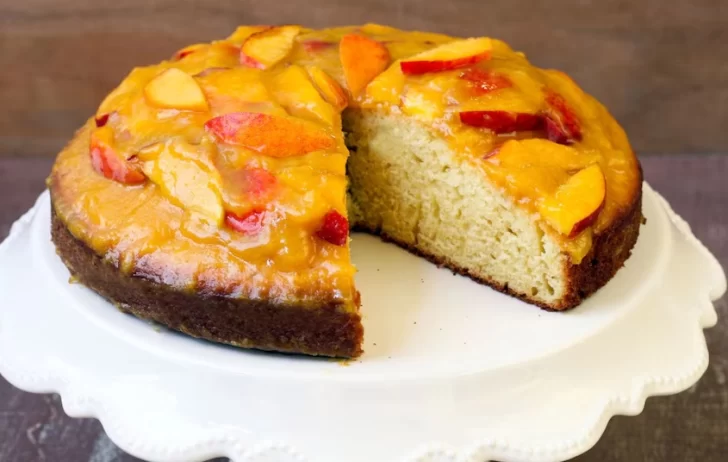 El paso a paso para preparar un bizcocho de durazno, fácil y rápido, para comer con cuchara