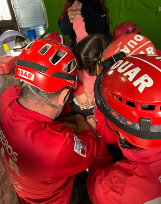 Insólito rescate: una nena de 2 años quedó atrapada en un secarropas y la salvaron los bomberos Insólito rescate: una nena de 2 años quedó atrapada en un secarropas y la salvaron los bomberos