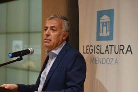 Cornejo unifica elecciones y negocia alianza con LLA