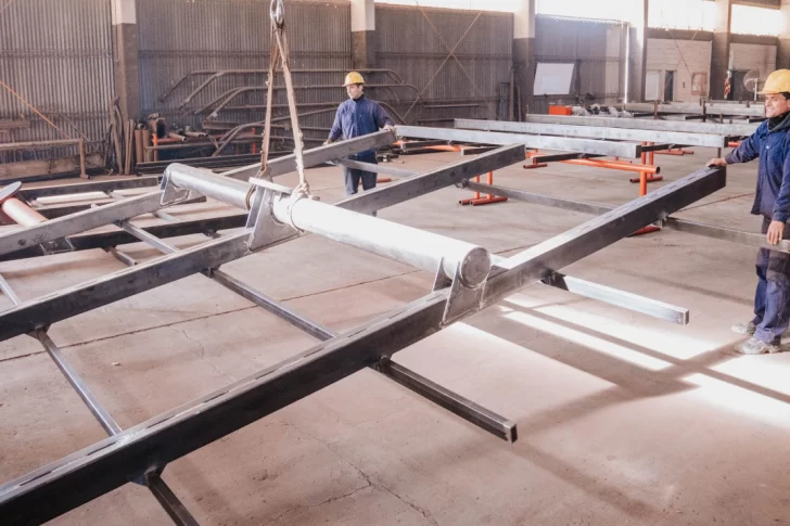 Circunvalación: inició el armado de los mega postes de energía solar