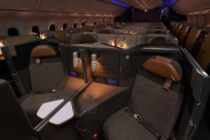 Una aerolínea con seis vuelos diarios y con asientos de lujo