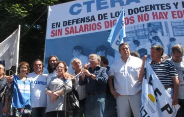 Ordenan al Gobierno volver a negociar salarios con docentes Ordenan al Gobierno volver a negociar salarios con docentes