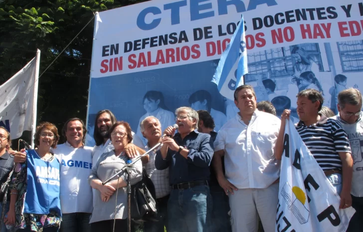 Ordenan al Gobierno volver a negociar salarios con docentes Ordenan al Gobierno volver a negociar salarios con docentes