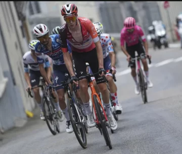 Arensman se impuso en la etapa reina