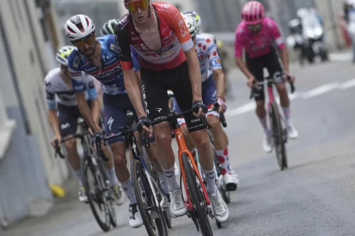 Arensman se impuso en la etapa reina