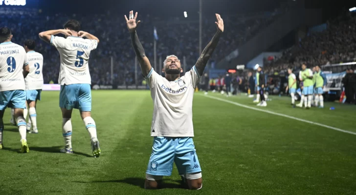 Racing pirateó una  victoria en Córdoba