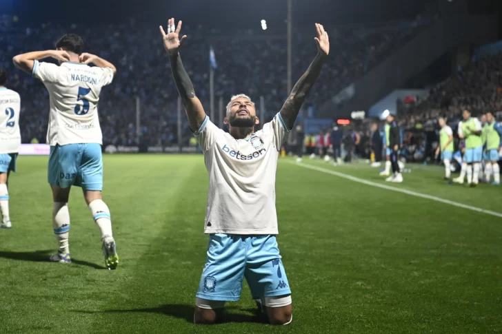 Racing pirateó una  victoria en Córdoba