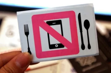 Bill Gates advierte que abusar del celular perjudica la comunicación en la familia