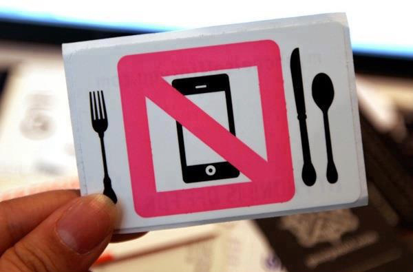 Bill Gates advierte que abusar del celular perjudica la comunicación en la familia