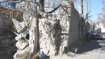 Pared por colapsar en una esquina transitada Pared por colapsar en una esquina transitada