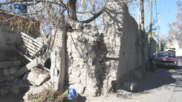 Pared por colapsar en una esquina transitada Pared por colapsar en una esquina transitada