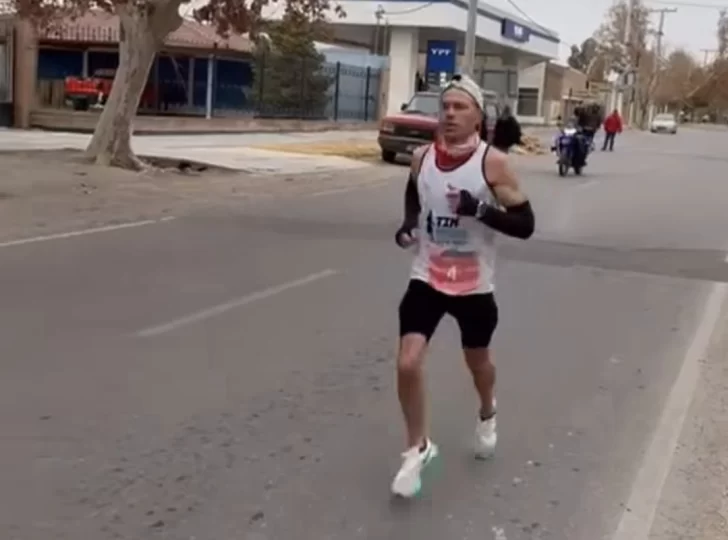Roberto Ruiz y María Belén Alegre, los ganadores de la Maratón Internacional de San Juan Roberto Ruiz y María Belén Alegre, los ganadores de la Maratón Internacional de San Juan