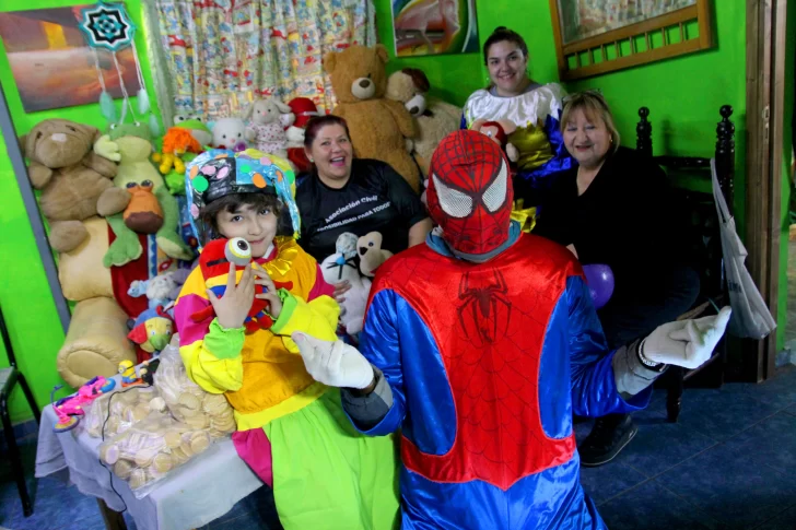 Este año, piden hasta mercadería para regalar a los chicos en su día