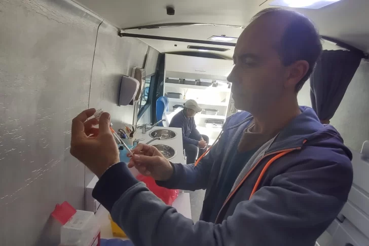 Ya fueron unas 1.000 personas al vacunatorio móvil, que ahora irá a la periferia