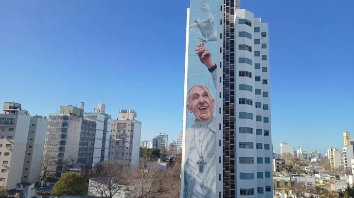 Imponente mural del Papa
