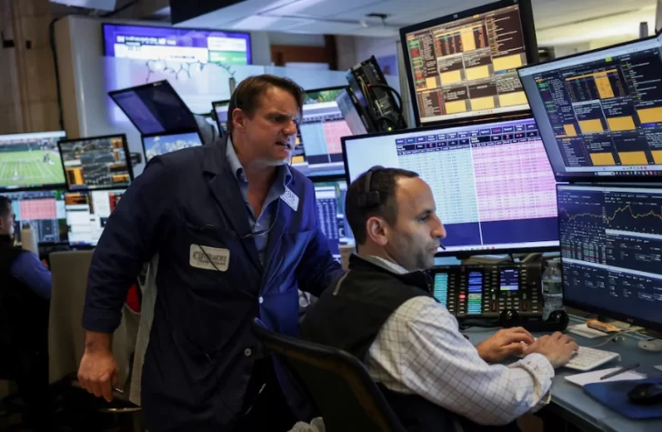 Caen las acciones y los bonos argentinos, con arrastre de las bajas de Wall Street Caen las acciones y los bonos argentinos, con arrastre de las bajas de Wall Street
