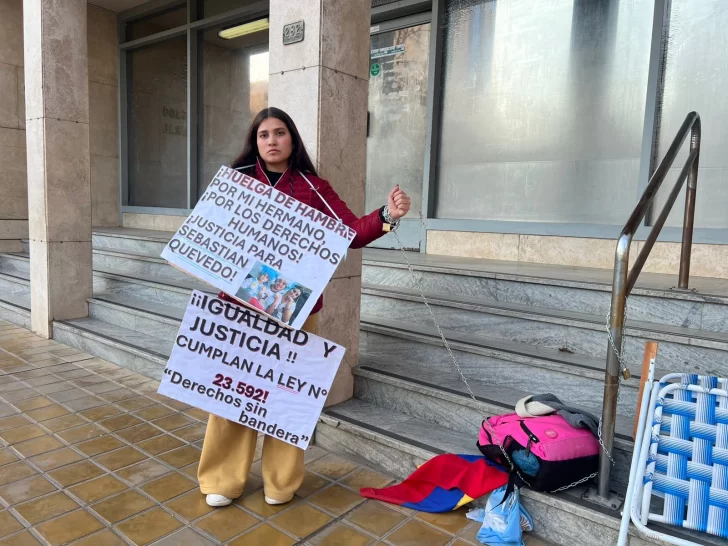 La hermana de un detenido por trata se encadenó en el Juzgado Federal: “Pedimos igualdad” La hermana de un detenido por trata se encadenó en el Juzgado Federal: “Pedimos igualdad”