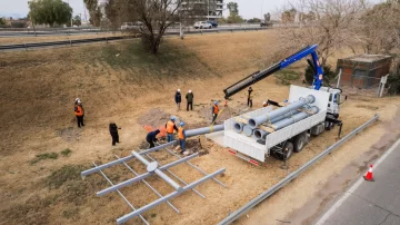 Con un importante despliegue, comenzó el montaje para convertir a la Circunvalación en la primera ruta solar del país Con un importante despliegue, comenzó el montaje para convertir a la Circunvalación en la primera ruta solar del país