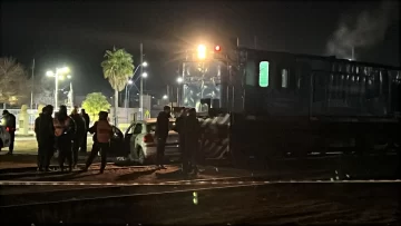 Impactante accidente en Caucete: el tren de cargas chocó a un vehículo y lo arrastró unos 50 metros Impactante accidente en Caucete: el tren de cargas chocó a un vehículo y lo arrastró unos 50 metros