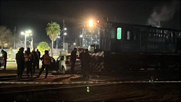 Impactante accidente en Caucete: el tren de cargas chocó a un vehículo y lo arrastró unos 50 metros Impactante accidente en Caucete: el tren de cargas chocó a un vehículo y lo arrastró unos 50 metros