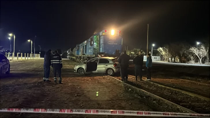 Choque del tren con un auto en Caucete: quejas por un peligroso paso utilizado como atajo Choque del tren con un auto en Caucete: quejas por un peligroso paso utilizado como atajo