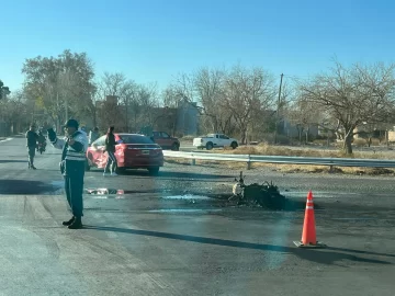[VIDEOS] Impactante accidente en la Ruta 20: una moto se incendió tras chocar con un auto