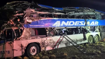 Tragedia en Río Gallegos: Cuatro muertos en choque entre un camión y un colectivo de larga distancia Tragedia en Río Gallegos: Cuatro muertos en choque entre un camión y un colectivo de larga distancia