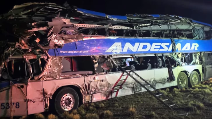 Tragedia en Río Gallegos: Cuatro muertos en choque entre un camión y un colectivo de larga distancia Tragedia en Río Gallegos: Cuatro muertos en choque entre un camión y un colectivo de larga distancia