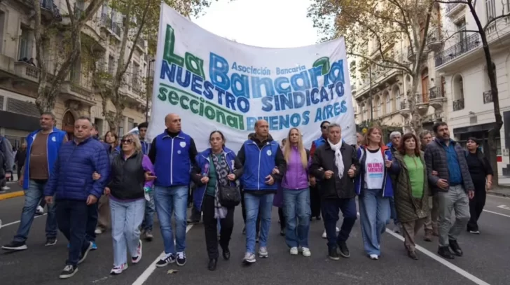 Los bancarios acordaron un nuevo aumento salarial atado a la inflación: en cuánto quedó el sueldo mínimo Los bancarios acordaron un nuevo aumento salarial atado a la inflación: en cuánto quedó el sueldo mínimo