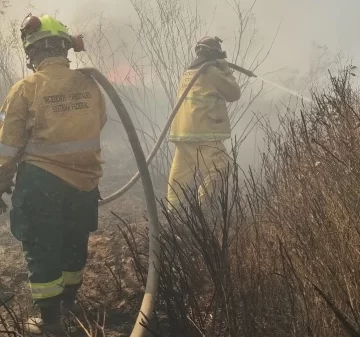 Un incendio arrasó unas 80 hectáreas y amenazó viviendas en Rawson Un incendio arrasó unas 80 hectáreas y amenazó viviendas en Rawson