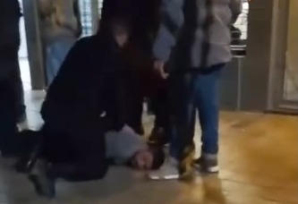 Detuvieron a un hombre borracho que golpeó a su pareja a la salida de un boliche Detuvieron a un hombre borracho que golpeó a su pareja a la salida de un boliche