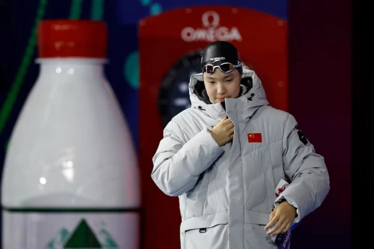 Con 12 años logró un récord histórico y se convirtió en la sensación del Mundial de natación de mayores