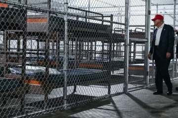 Cómo es el centro de detención para ilegales que inauguró Trump, que está en la selva, rodeado de caimanes y pitones