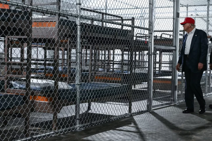 Cómo es el centro de detención para ilegales que inauguró Trump, que está en la selva, rodeado de caimanes y pitones