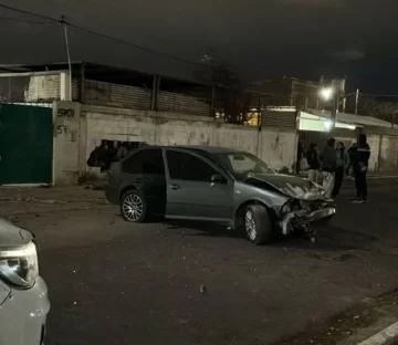 Por esquivar un pozo, un auto chocó contra una pared: hubo dos jóvenes hospitalizados Por esquivar un pozo, un auto chocó contra una pared: hubo dos jóvenes hospitalizados