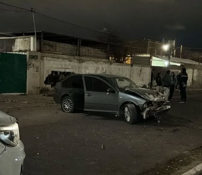 Por esquivar un pozo, un auto chocó contra una pared: hubo dos jóvenes hospitalizados Por esquivar un pozo, un auto chocó contra una pared: hubo dos jóvenes hospitalizados