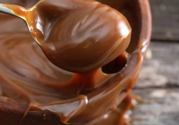 Cómo hacer dulce de leche casero: los pasos, los tiempos y el truco para lograr la textura soñada