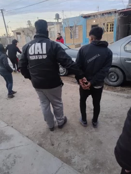 Detuvieron en Rawson el presunto ladrón de una reja: lo delataron las cámaras de seguridad Detuvieron en Rawson el presunto ladrón de una reja: lo delataron las cámaras de seguridad