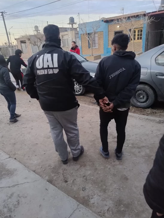 Detuvieron en Rawson el presunto ladrón de una reja: lo delataron las cámaras de seguridad Detuvieron en Rawson el presunto ladrón de una reja: lo delataron las cámaras de seguridad