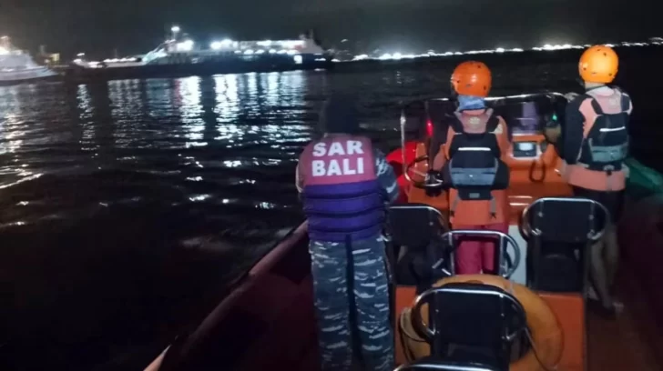 Indonesia: un ferry se hundió frente a la costa de Bali y hay al menos cuatro muertos Indonesia: un ferry se hundió frente a la costa de Bali y hay al menos cuatro muertos