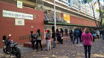 Detuvieron a madre y abuela de un alumno por clavarle una birome al director Detuvieron a madre y abuela de un alumno por clavarle una birome al director
