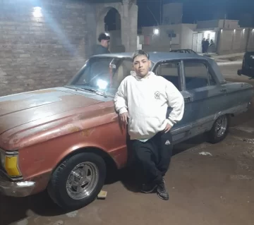 Organizan una juntada solidaria para que Adrián no tenga que vender su Ford Falcon Organizan una juntada solidaria para que Adrián no tenga que vender su Ford Falcon