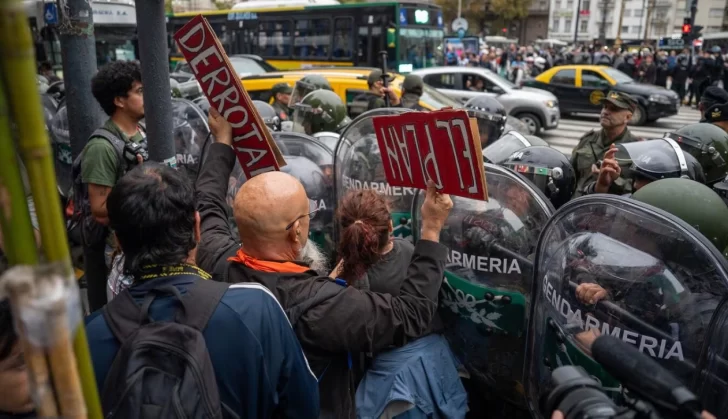 Otro miércoles de tensión en los alrededores del Congreso: la marcha terminó con incidentes y 7 detenidos Otro miércoles de tensión en los alrededores del Congreso: la marcha terminó con incidentes y 7 detenidos