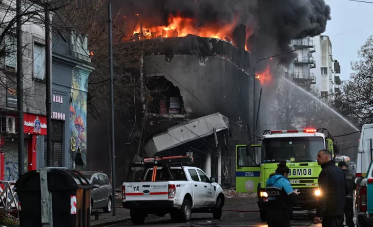 Incendio en La Plata: creen que todavía hay gente atrapada y convocaron a rescatistas
