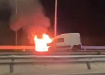 Susto en la Circunvalación por el incendio de un utilitario Susto en la Circunvalación por el incendio de un utilitario