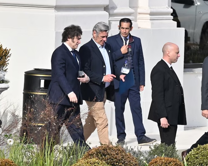 Milei les dijo a las entidades del campo que las retenciones “están en la mira”, pero por ahora no puede eliminarlas Milei les dijo a las entidades del campo que las retenciones “están en la mira”, pero por ahora no puede eliminarlas