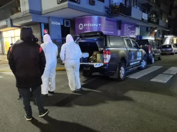 Encontraron a un hombre muerto en la calle y sospechan que fue apuñalado por una mujer