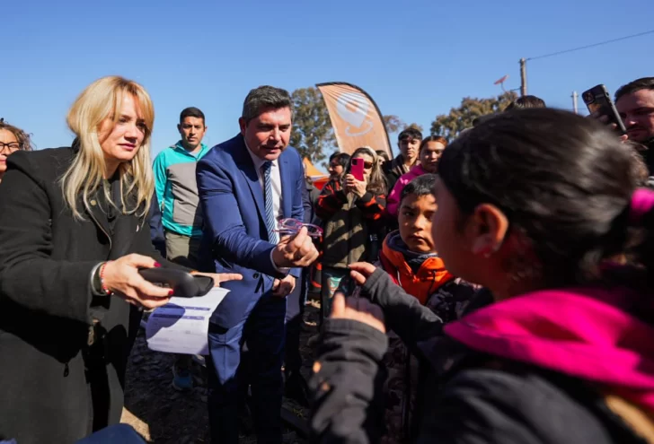 Orrego encabezó un nuevo operativo San Juan Cerca en Caucete junto al Tren de Capital Humano Orrego encabezó un nuevo operativo San Juan Cerca en Caucete junto al Tren de Capital Humano