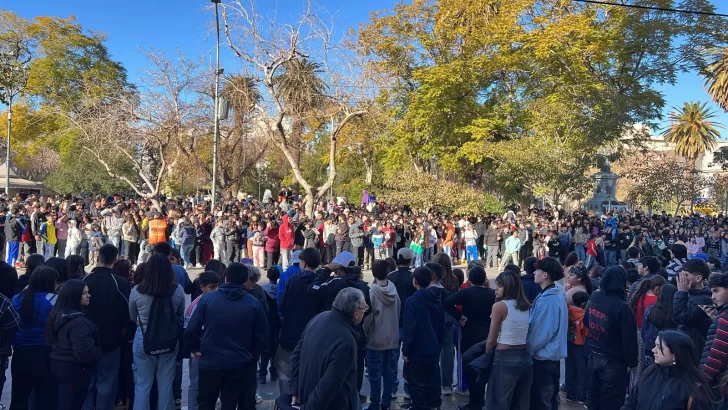 Multitudinaria convocatoria en la Plaza 25 de Mayo por la llegada del influencer Peter Regalos