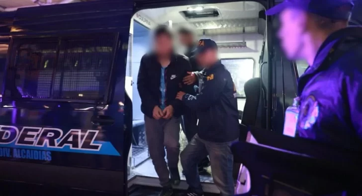 Extraditaron a tres narcos mexicanos, condenados a 15 años por comercializar casi 2.000 kilos de cocaína Extraditaron a tres narcos mexicanos, condenados a 15 años por comercializar casi 2.000 kilos de cocaína